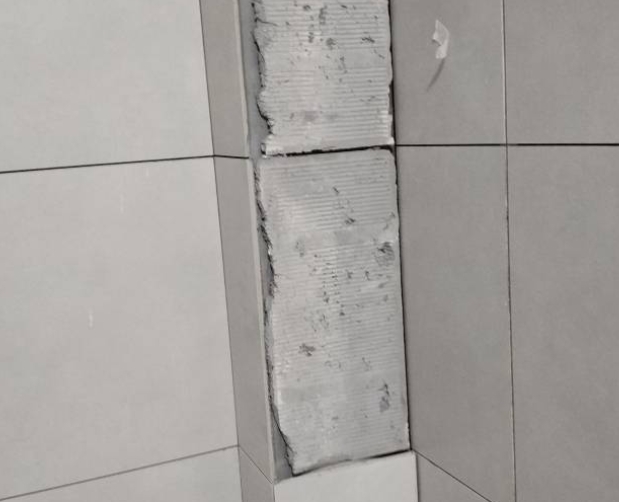 左权瓷砖空鼓维修公司分享下瓷砖施工前基层浇水润湿程度不足，可能导致以下问题
